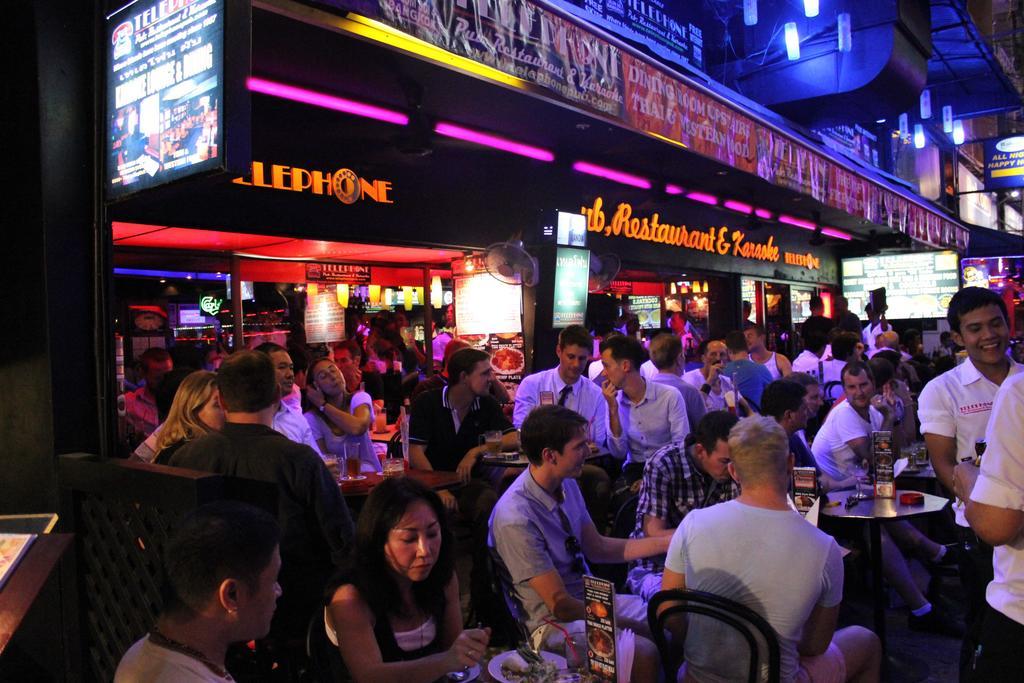 Hotel Pula Silom Bangkok Esterno foto